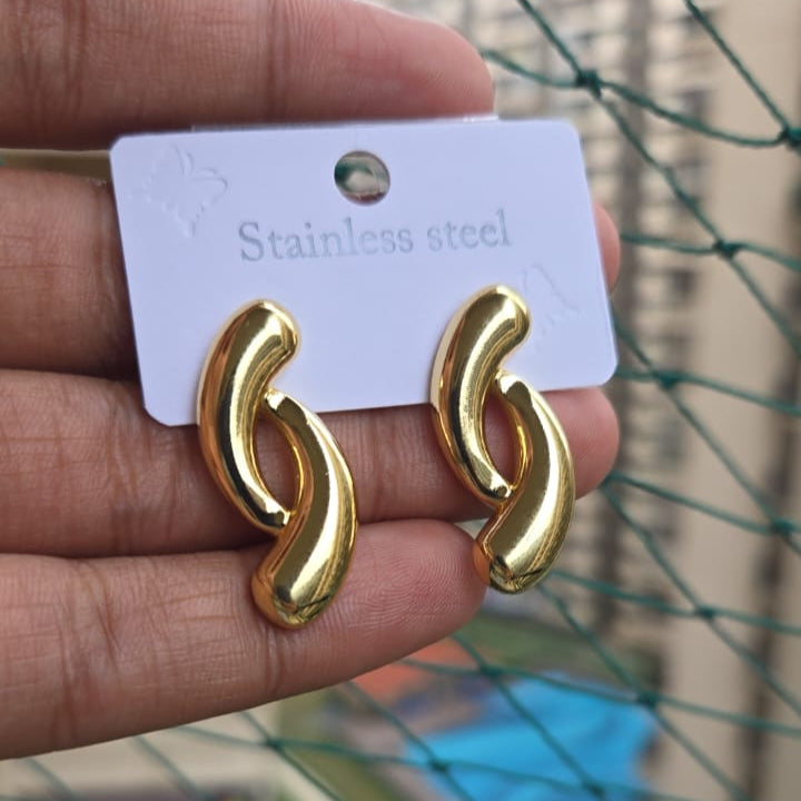 Golden Interlocking Link Studs