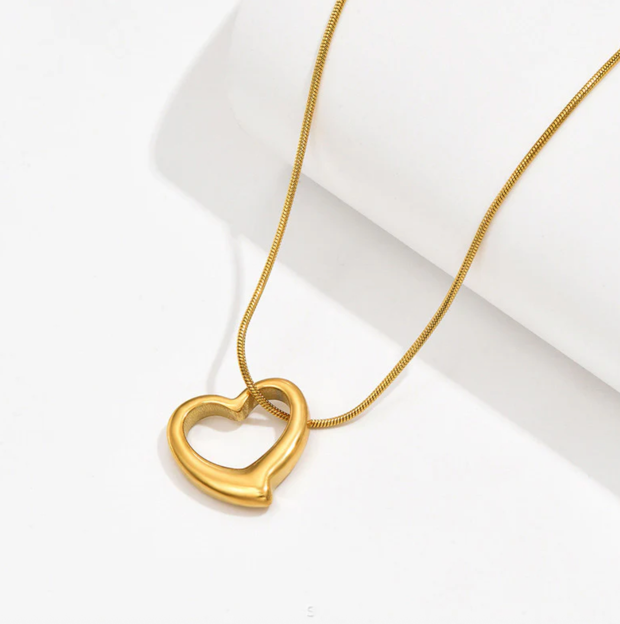 Gold-Plated Anti Tarnish Heart Themed Pendant