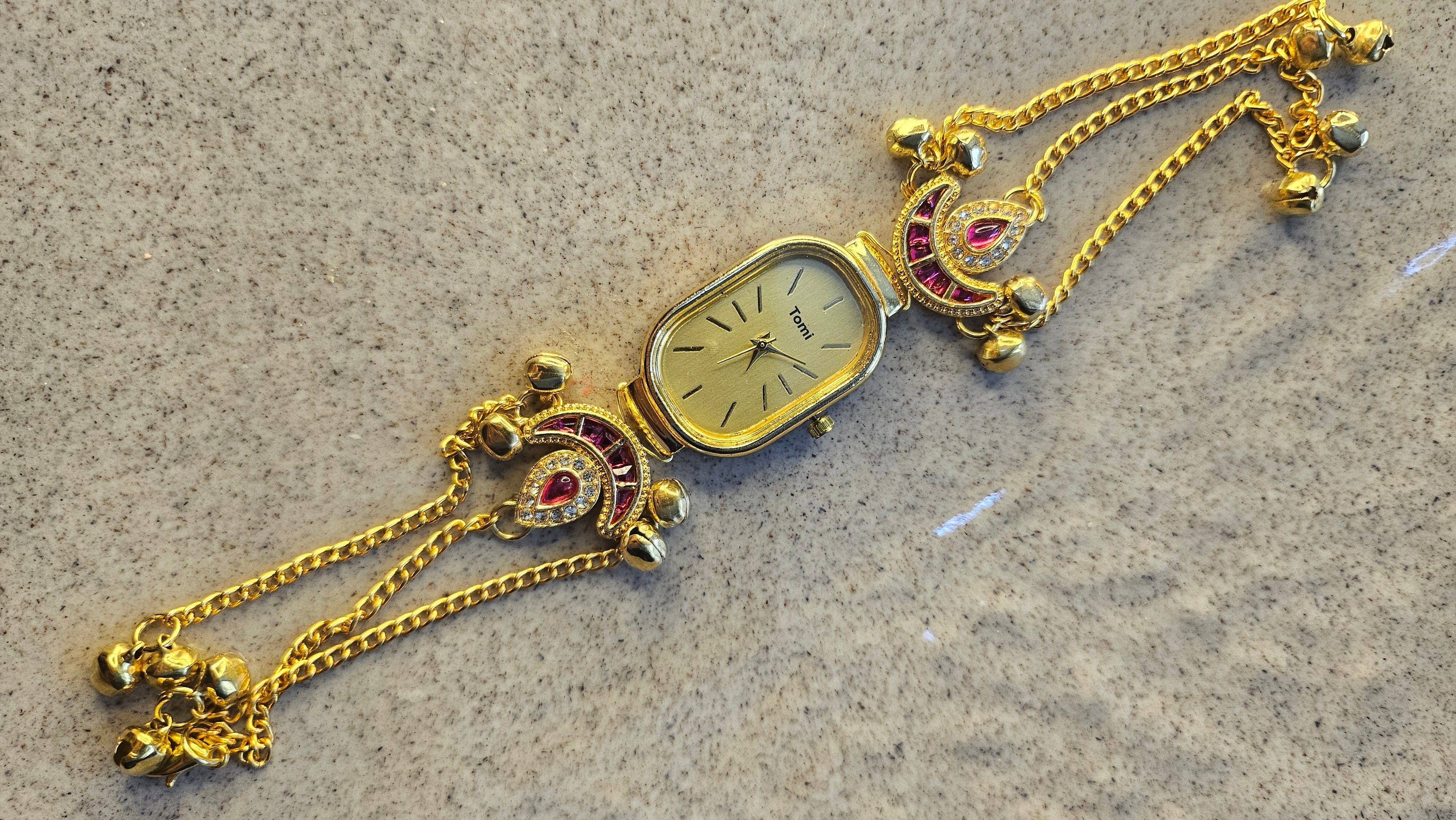 Peacock Charm Bracelet Watch Ruby Edition – detail view